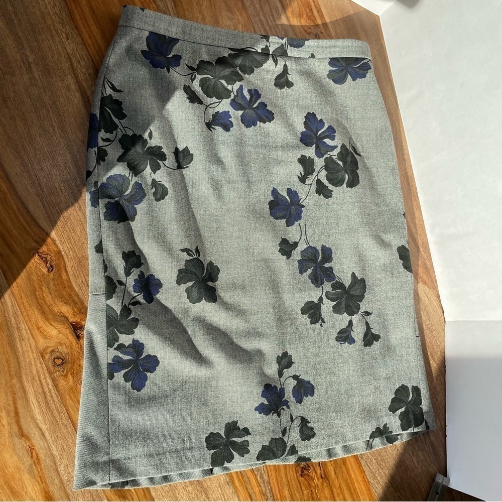 Ann Taylor Floral Back Flounce Skirt Grey Dark Purple Flowers Fully Lined SZ 6‎